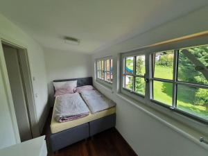 Postel nebo postele na pokoji v ubytování Moderne Ferienwohnung Urlaub am See Mattsee Salzburg Salzburger Seenland Trumer Seenland