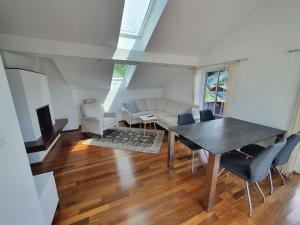 Posezení v ubytování Moderne Ferienwohnung Urlaub am See Mattsee Salzburg Salzburger Seenland Trumer Seenland
