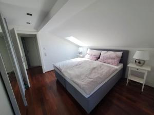 Postel nebo postele na pokoji v ubytování Moderne Ferienwohnung Urlaub am See Mattsee Salzburg Salzburger Seenland Trumer Seenland
