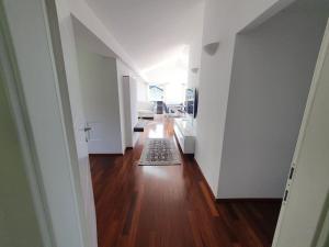 TV a/nebo společenská místnost v ubytování Moderne Ferienwohnung Urlaub am See Mattsee Salzburg Salzburger Seenland Trumer Seenland
