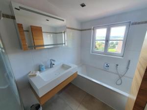 Koupelna v ubytování Moderne Ferienwohnung Urlaub am See Mattsee Salzburg Salzburger Seenland Trumer Seenland + 35 fotografií