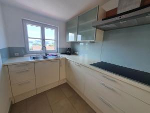 Kuchyň nebo kuchyňský kout v ubytování Moderne Ferienwohnung Urlaub am See Mattsee Salzburg Salzburger Seenland Trumer Seenland