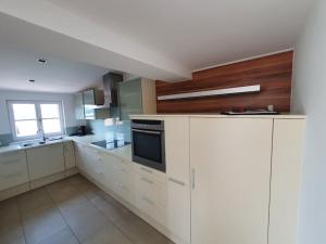Kuchyň nebo kuchyňský kout v ubytování Moderne Ferienwohnung Urlaub am See Mattsee Salzburg Salzburger Seenland Trumer Seenland