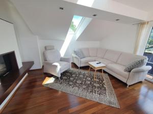 Posezení v ubytování Moderne Ferienwohnung Urlaub am See Mattsee Salzburg Salzburger Seenland Trumer Seenland