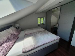 Postel nebo postele na pokoji v ubytování Moderne Ferienwohnung Urlaub am See Mattsee Salzburg Salzburger Seenland Trumer Seenland
