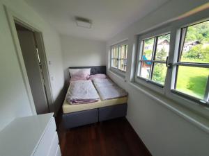 Postel nebo postele na pokoji v ubytování Moderne Ferienwohnung Urlaub am See Mattsee Salzburg Salzburger Seenland Trumer Seenland
