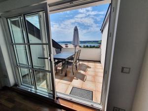 Balkón nebo terasa v ubytování Moderne Ferienwohnung Urlaub am See Mattsee Salzburg Salzburger Seenland Trumer Seenland