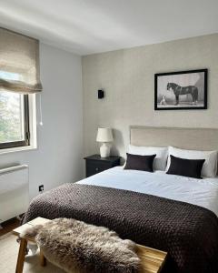 1 dormitorio con 1 cama con una foto de caballo en la pared en Apartamento LOS CORZOS - LA PINILLA, en Cerezo de Arriba