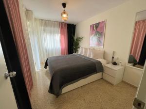 Postel nebo postele na pokoji v ubytování EPIS - large luxury apartment with sea view
