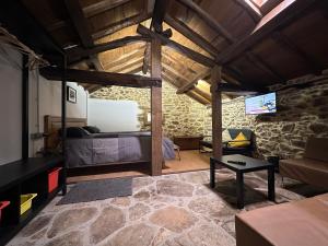 提內奧的住宿－Ca Manín，一间卧室配有一张床和一个沙发