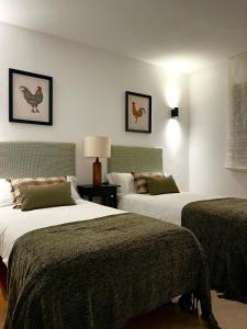 a hotel room with two beds and a lamp at Apartamento LOS CORZOS - LA PINILLA in Cerezo de Arriba