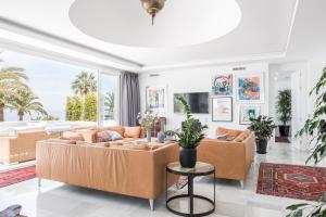 ein Wohnzimmer mit zwei Sofas und einem Tisch in der Unterkunft OASIS Beachfront Golden Mile in Marbella