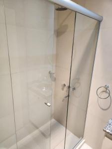um chuveiro com uma porta de vidro na casa de banho em Costanera Vista em Posadas