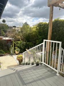 un porche con barandilla blanca y algunas plantas en Grand 3 Bedroom Luxury Quiet Private Home Centrally Located, en Los Ángeles