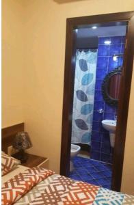 W łazience znajduje się prysznic, toaleta i umywalka. w obiekcie Duplex apartment in Porto Sharm El skeikh w Szarm el-Szejk