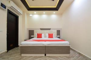 Säng eller sängar i ett rum på OYO Flagship 29679 Hotel Umang GG