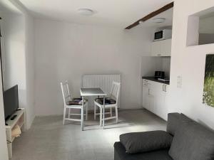 a living room with a couch and a table and a kitchen at Ellerbachblick in der Altstadt in Bad Kreuznach