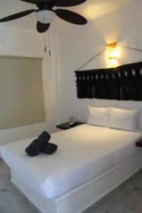 Una cama o camas en una habitación de Paradise Palms Hotel