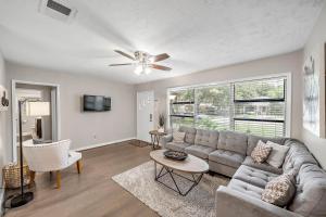 Posezení v ubytování 3 Bedroom Home The Neighborhood Spot desks in 2 rooms high speed Internet wifi Kick Back & Relax close to Houston Hobby Airport 5 star superhost
