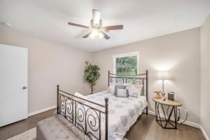 een slaapkamer met een bed en een plafondventilator bij 3 Bedroom Home The Neighborhood Spot desks in 2 rooms high speed Internet wifi Kick Back & Relax close to Houston Hobby Airport 5 star superhost in Pasadena