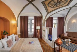 - une chambre avec un grand lit et un canapé dans l'établissement 7 Tales Apartments by Adrez, à Prague