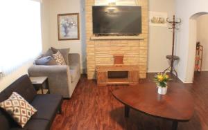 sala de estar con sofá y TV en Massive 4 Bed House-Short Walk to Amazing View en Pittsburgh