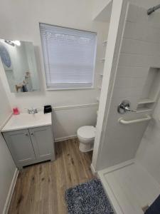 Baño blanco con aseo y lavamanos en Massive 4 Bed House-Short Walk to Amazing View en Pittsburgh