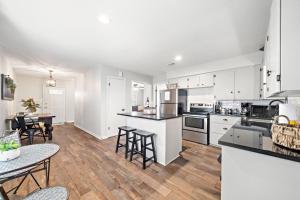Η κουζίνα ή μικρή κουζίνα στο By Sylvan Beach PARK with work space high speed wifi 5 Superhost
