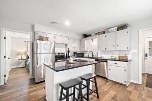 Η κουζίνα ή μικρή κουζίνα στο By Sylvan Beach PARK with work space high speed wifi 5 Superhost