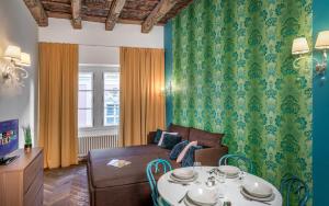 ein Wohnzimmer mit einem Sofa und einem Tisch in der Unterkunft 7 Tales Apartments by Adrez in Prag