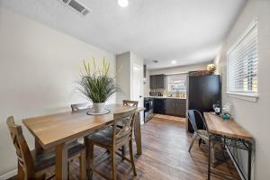 Kuchyň nebo kuchyňský kout v ubytování Sandy Private Beach Oasis Close to Kemah Boardwalk & NASA 5 STAR SUPER HOST