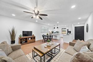 Una sala de estar con un sofá y un ventilador de techo. en Secluded Home El Jardin Beach high speed internet Arcade Close to Kemah & NASA 5 STAR SUPER HOST, en Seabrook