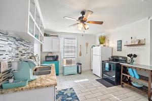 eine Küche mit einem Deckenventilator und einem Kühlschrank in der Unterkunft Tourist Hotspot Walk to Beach Hangout & Relax in Galveston