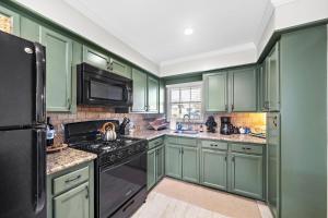 Kuchyň nebo kuchyňský kout v ubytování Kick Back & Relax WiFi Desk Smart TVs Tire swing