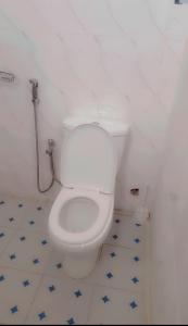 baño con aseo blanco en una habitación en Salam, en Thiès