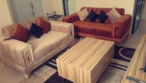 Sala de estar con 2 sofás y mesa de centro en Salam, en Thiès