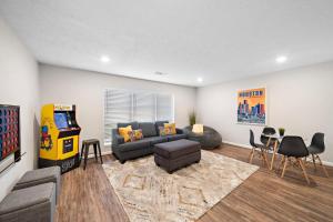 een woonkamer met een bank en een videospel bij Pool 5 Star Large Deer Park home Super Host in Deer Park +24 foto's