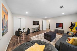 een woonkamer met een bank en een tafel bij Pool 5 Star Large Deer Park home Super Host in Deer Park