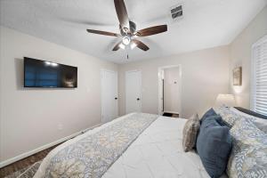 een slaapkamer met een bed en een plafondventilator bij Pool 5 Star Large Deer Park home Super Host in Deer Park
