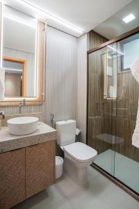 a bathroom with a toilet and a sink and a shower at Studio Luxo - Melhor trecho da Praia dos Carneiros in Tamandaré