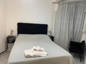 een slaapkamer met een bed met handdoeken erop bij Valentino in Termas de Río Hondo