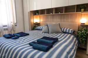 Un dormitorio con una cama grande con almohadas azules. en Dimora Pietra Blu, en Pisa