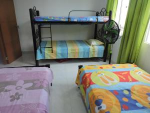 Habitación con 2 literas y 2 camas en APARTAMENTO TURíSTICo EN SANTA MARTA, en Santa Marta