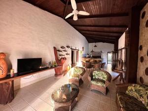 a living room with furniture and a ceiling fan at Casa Pé na Areia Taipu de Fora 400m Piscinas Naturais in Barra Grande