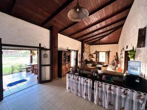 a kitchen with a counter with a stove and a kitchen sidx sidx sidx at Casa Pé na Areia Taipu de Fora 400m Piscinas Naturais in Barra Grande