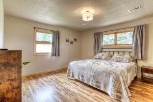 een slaapkamer met een bed en 2 ramen bij The Ranch House in Piedmont