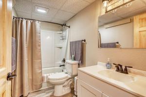 een badkamer met een toilet, een wastafel en een douche bij The Ranch House in Piedmont