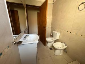 Baño pequeño con aseo y lavamanos en Casa tranquila y cómoda, muy cerca del centro en Tunuyán