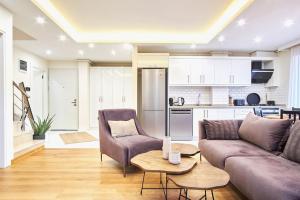 een woonkamer met een bank en een tafel bij Privat 3 Bedroom Duplex Apartment at Ulus Beşiktaş in Istanbul