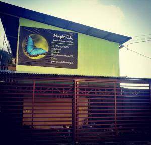 a sign on the side of a building with a butterfly on it at Apartamento 2 habitaciones - Morpho CR in Tejar